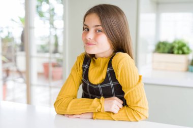 Kendinden emin ve ca için heyecanlıyım gülümseyen güzel genç kız çocuk