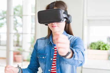 Sanal gerçeklik gözlük gülümseyen ve co giyen genç Asyalı kadın