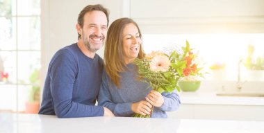 Çiçek evde aşık holding romantik orta yaş kaç