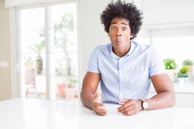 Afro-Amerikan iş adamı dudakları, çılgın ve komik jest ile balık yüz yapma. Komik ifade.