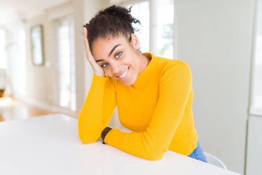 Güzel genç African Amerikan kadın gülümseyen neşeli eğilme 