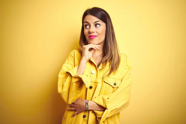 Mulher Bonita Nova Vestindo Jaqueta Ganga Sobre Fundo Isolado Amarelo — Fotografia de Stock