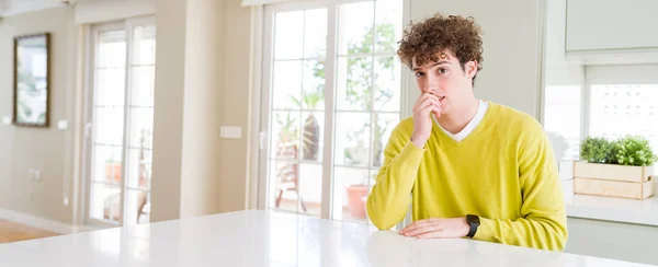 Groothoek Schot Van Jonge Knappe Man Thuis Zoek Gestrest Nerveus — Stockfoto