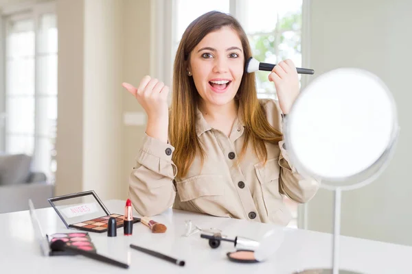 Güzel Genç Kadın Kullanarak Kozmetik Makyaj Fırça Işaret Kullanarak Renk — Stok fotoğraf