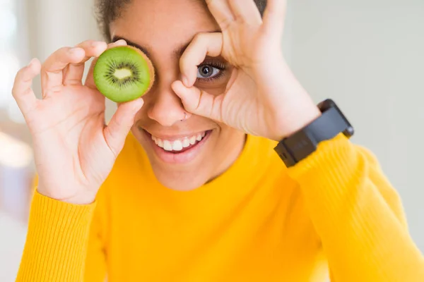 Jovem Afro Americana Comendo Quivi Verde Com Rosto Feliz Sorrindo — Fotografia de Stock