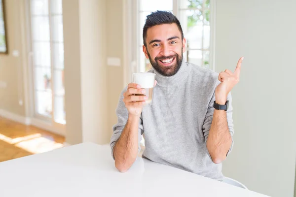 Hombre Hispano Guapo Bebiendo Una Taza Café Muy Feliz Señalando — Foto de Stock