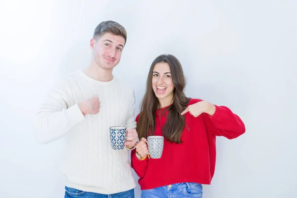 Belo Jovem Casal Sobre Branco Isolado Fundo Beber Uma Xícara — Fotografia de Stock