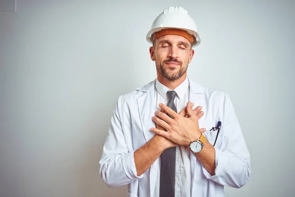 Ung Stilig Ingenjör Man Bär Skyddshjälm Över Isolerad Bakgrund Leende — Stockfoto