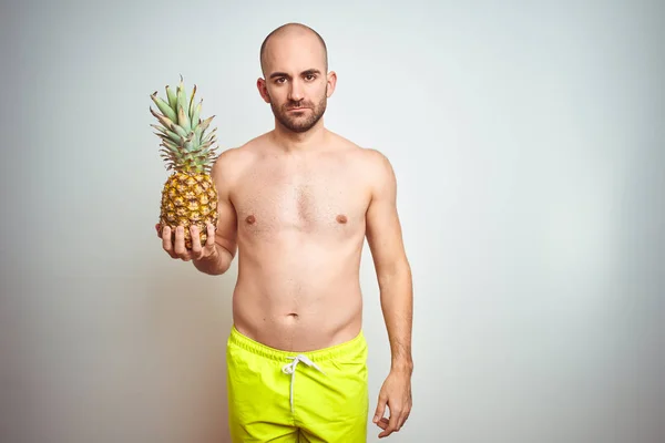 Joven Con Sombrero Verano Traje Baño Sosteniendo Piña Sobre Fondo — Foto de Stock