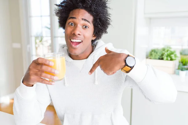 Afroamerický Muž Který Drží Pije Sklenici Pomerančového Džusu Překvapenou Tváří — Stock fotografie