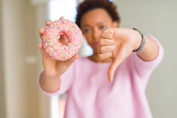 Mujer Afroamericana Joven Comiendo Rosquilla Azúcar Con Cara Enojada Signo —  Fotos de Stock