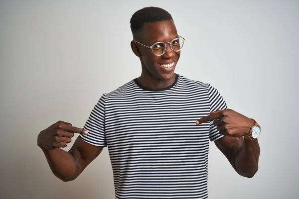 Afrikansk Amerikansk Man Bär Randig Shirt Och Glasögon Över Isolerad — Stockfoto