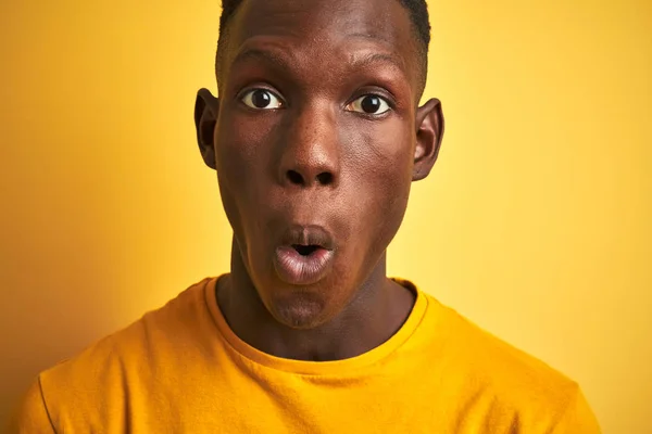 Hombre Afroamericano Vistiendo Camiseta Casual Pie Sobre Fondo Amarillo Aislado — Foto de Stock