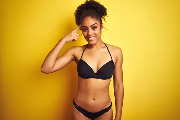 Mujer Afroamericana Vacaciones Con Bikini Pie Sobre Fondo Amarillo Aislado —  Fotos de Stock