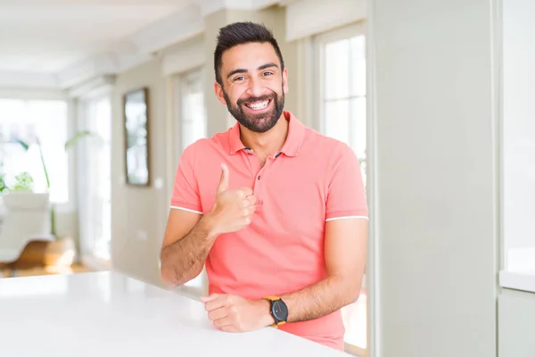 Homem Hispânico Bonito Vestindo Camiseta Casual Casa Fazendo Polegares Felizes — Fotografia de Stock