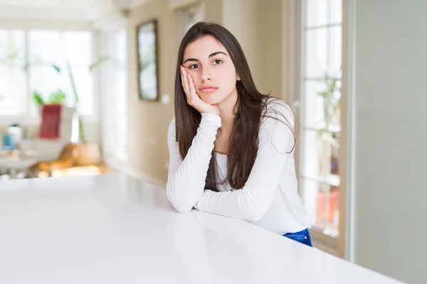 Schöne Junge Frau Sitzt Auf Weißem Tisch Hause Und Denkt — Stockfoto