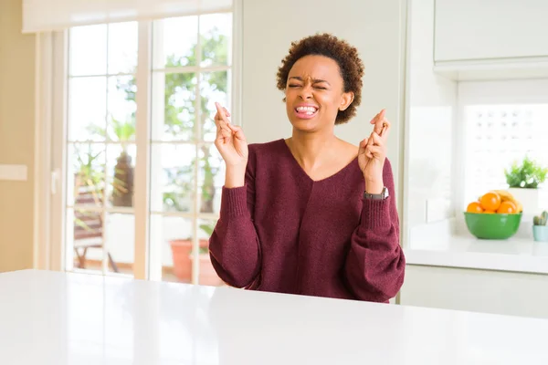 Ung Vacker Afrikansk Amerikansk Kvinna Hemma Leende Korsar Fingrar Med — Stockfoto