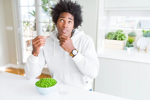 Αφρικανός Αμερικανός Άνθρωπος Τρώγοντας Φρέσκα Πράσινα Μπιζέλια Στο Σπίτι Σοβαρά — Φωτογραφία Αρχείου