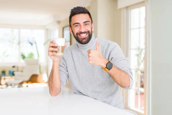 Hombre Hispano Guapo Bebiendo Una Taza Café Feliz Con Una — Foto de Stock