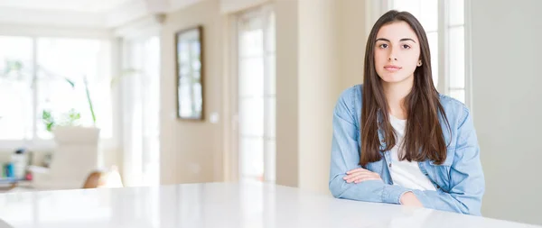 Groothoek Foto Van Mooie Jonge Vrouw Zittend Witte Tafel Thuis — Stockfoto