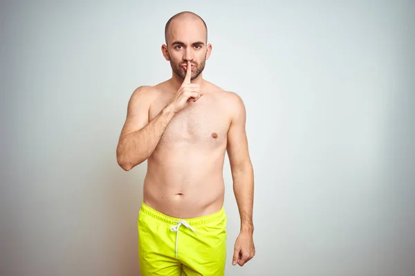 Joven Hombre Sin Camisa Vacaciones Con Traje Baño Amarillo Sobre —  Fotos de Stock
