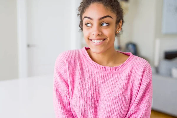 Jovem Mulher Americana Africana Bonita Com Cabelo Afro Sorrindo Lado — Fotografia de Stock