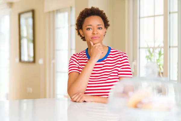 Joven Mujer Afroamericana Hermosa Casa Mirando Con Confianza Cámara Con — Foto de Stock