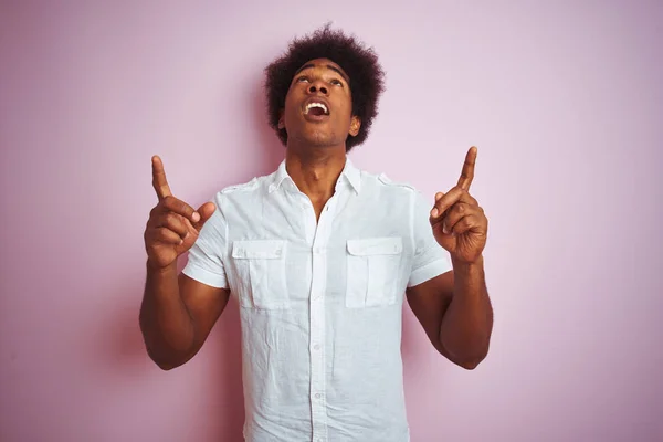 Jovem Americano Com Cabelo Afro Vestindo Camisa Branca Sobre Fundo — Fotografia de Stock