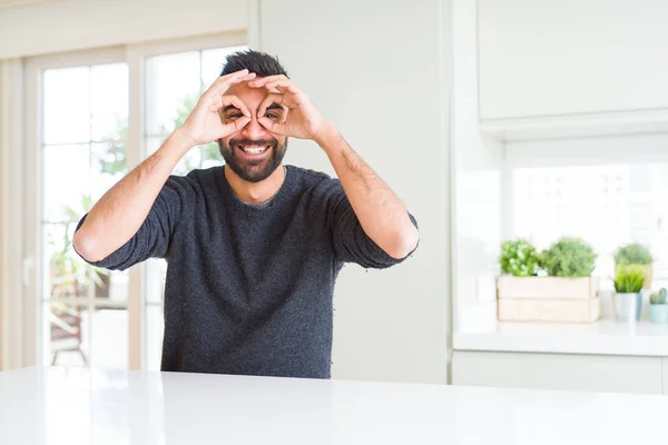 Bell Uomo Ispanico Che Indossa Maglione Casual Casa Facendo Gesto — Foto Stock