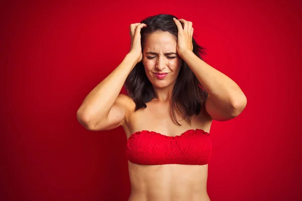 Kırmızı Izole Arka Plan Üzerinde Bikini Mayo Giyen Güzel Kadın — Stok fotoğraf