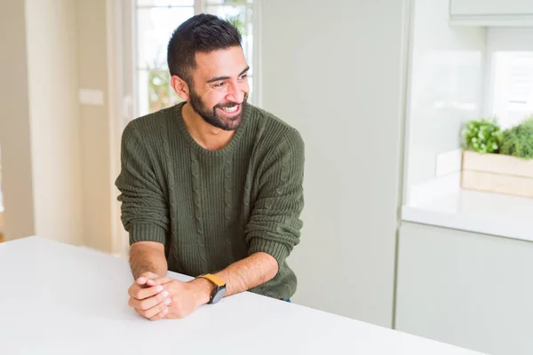 Bonito Homem Hispânico Vestindo Camisola Casual Casa Olhando Para Lado — Fotografia de Stock