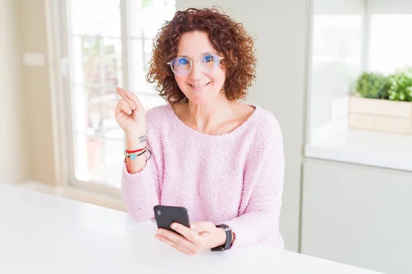 Ανώτερη Γυναίκα Φορώντας Γυαλιά Και Χρησιμοποιώντας Smartphone Πολύ Χαρούμενο Δείχνοντας — Φωτογραφία Αρχείου