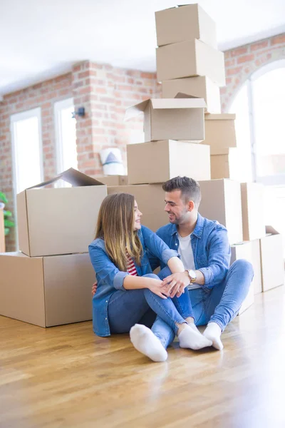 Jovem lindo casal apaixonado se movendo para nova casa, sentado no th — Fotografia de Stock