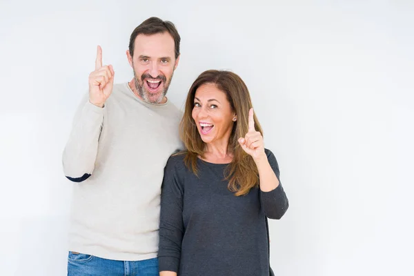 Belo Casal Meia Idade Amor Sobre Fundo Isolado Apontando Dedo — Fotografia de Stock