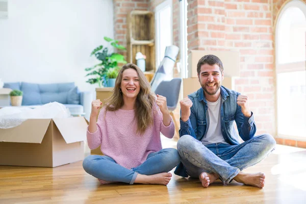 Jovem Casal Bonito Mudar Para Uma Nova Casa Sentada Chão — Fotografia de Stock