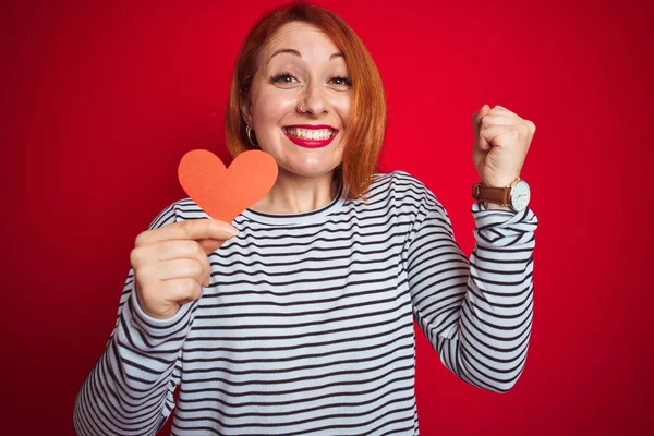 Hermosa Pelirroja Romántica Mujer Sosteniendo Corazón Pie Sobre Fondo Rojo — Foto de Stock