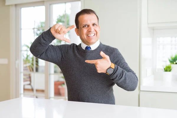 Hombre Mediana Edad Sentado Casa Sonriendo Haciendo Marco Con Las — Foto de Stock