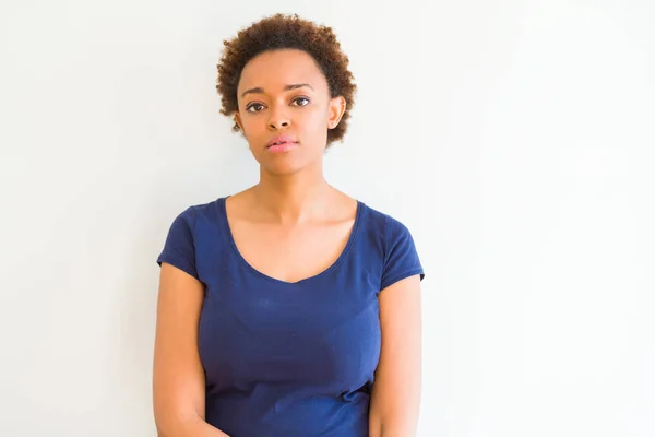 Unga Vackra Afroamerikanska Kvinnan Över Vit Bakgrund Avslappnad Med Allvarliga — Stockfoto