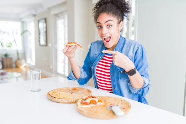 Junge Afrikanisch Amerikanische Frau Isst Zwei Hausgemachte Käsepizzen Sehr Glücklich — Stockfoto