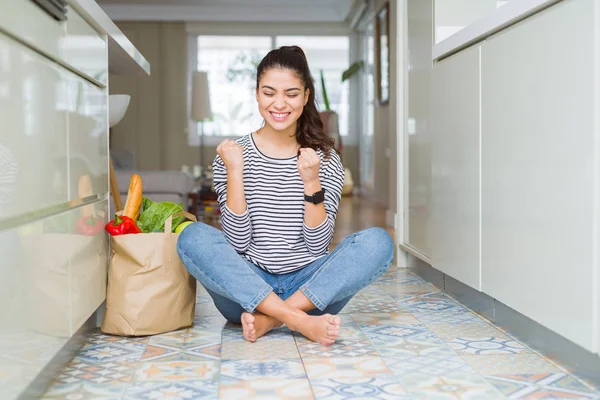 Giovane Donna Seduta Sul Pavimento Della Cucina Con Sacchetto Carta — Foto Stock