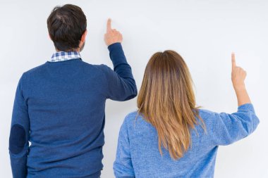 Güzel orta yaş kaç aşk izole içinde geriye doğru arkasında parmak eliyle işaret Posing arka plan