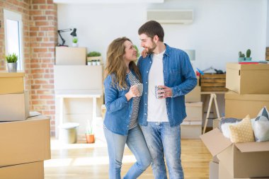 Genç çift yeni bir eve bir coff içme hareket rahatlatıcı