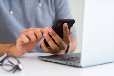 Akıllı Telefon Kullanan Adam 'ın Kapanışı 