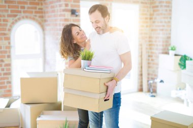 Orta yaş Senior çift yeni bir eve hareket, karton boks tutuyordum mutlu aşık Apartmant ile