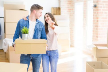 Güzel genç çift aşık ve yeni h tuşları gösteren sarılmak