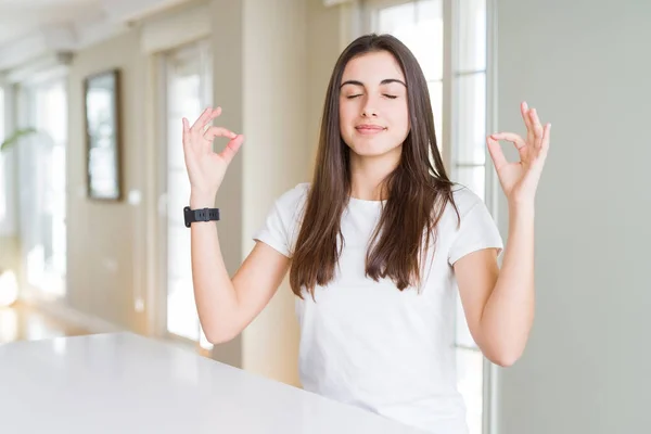 Mulher Bonita Vestindo Casual Shirt Branca Relaxar Sorrir Com Olhos — Fotografia de Stock