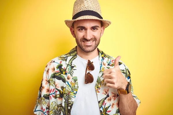 Hombre Joven Vacaciones Vistiendo Camisa Flores Hawaianas Sombrero Verano Sobre —  Fotos de Stock