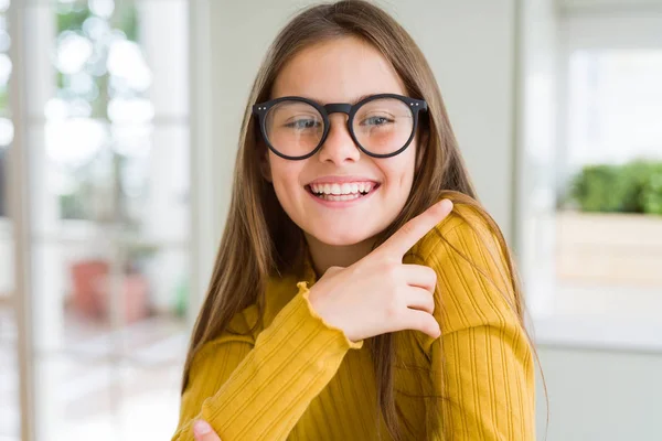 Schöne Junge Mädchen Mit Brille Fröhlich Mit Einem Lächeln Des — Stockfoto