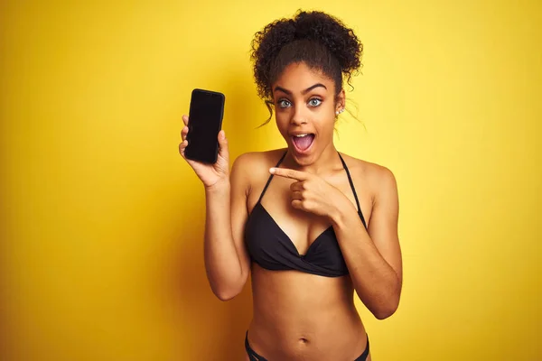 Donna Afroamericana Che Indossa Bikini Mostrando Smartphone Sfondo Giallo Isolato — Foto Stock