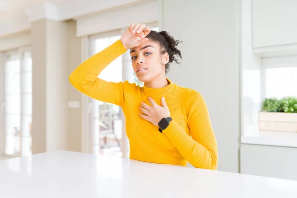 Hermosa Mujer Afroamericana Con Cabello Afro Usando Suéter Amarillo Casual — Foto de Stock